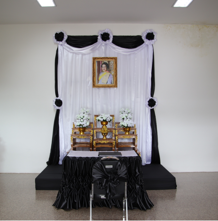 ลงนามถวายความอาลัย เบื้องหน้าพระบรมฉายาลักษณ์ สมเด็จพระนางเจ้าสิริกิติ์ พระบรมราชินีนาถ พระบรมราชชนนีพันปีหลวง